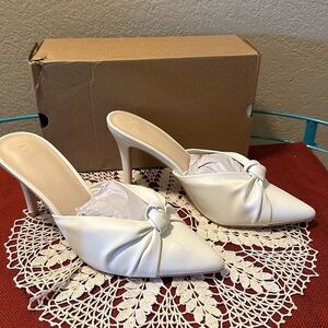 NWT white pointed toe slip on heeled shoe. Size 7. Has padding